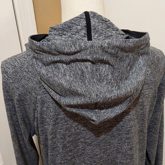 🌺 Like New Athleta Lightweight Hoodie/Running Shirt - Picture 5 of 12